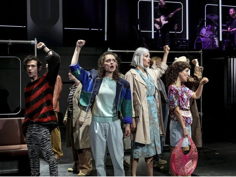 Ensemble auf der Bühne des GRIPS Theaters