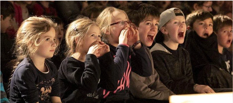 Kinder erleben eine Aufführung im Theater